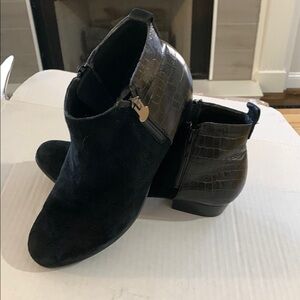 Munro Suede and Croc Ankle Boots - Size 6 Wide